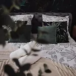 Cozy Dreams: Deluxe 2-Zimmer-Apartment -Kueche