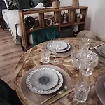Cozy Dreams: Deluxe 2-Zimmer-Apartment -Kueche
